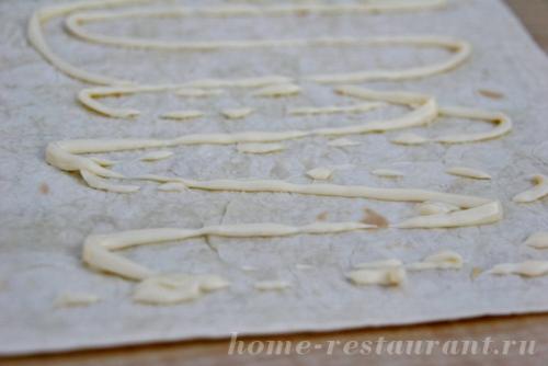 Лаваш с сыром и колбасой на мангале. 