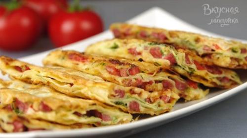 Слоеная закуска из лаваша с помидорами и колбасой (видео)