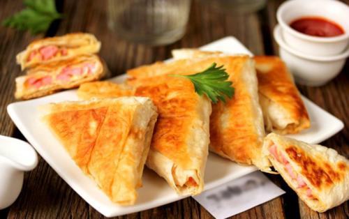 Слоеная закуска из лаваша с помидорами и колбасой (видео)