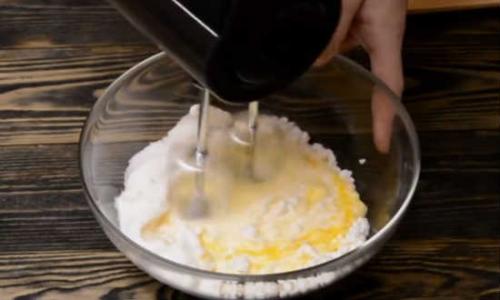 Шарлотка из творожного теста с яблоками. Шарлотка с яблоками и творогом на кефире