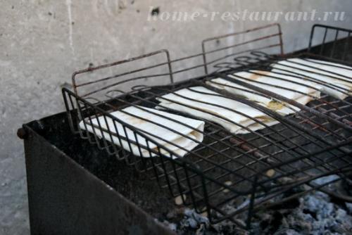 Лаваш с сыром и колбасой на мангале. 