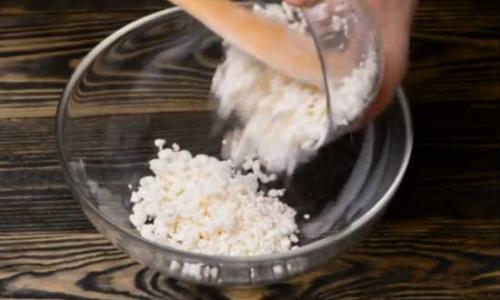 Шарлотка из творожного теста с яблоками. Шарлотка с яблоками и творогом на кефире