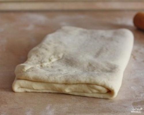 Улитки из слоеного теста с изюмом