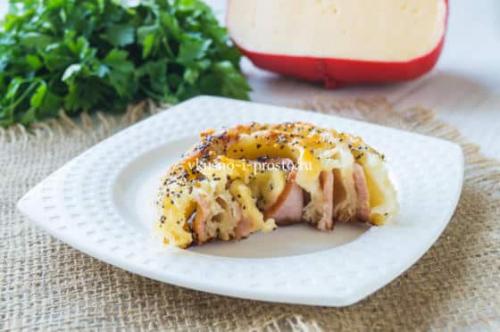 Улитки из слоеного теста с сыром и ветчиной