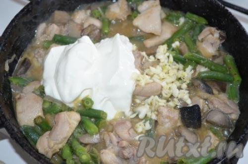 Курица с грибами и стручковой фасолью в сливочном соусе. Курица с грибами и стручковой фасолью