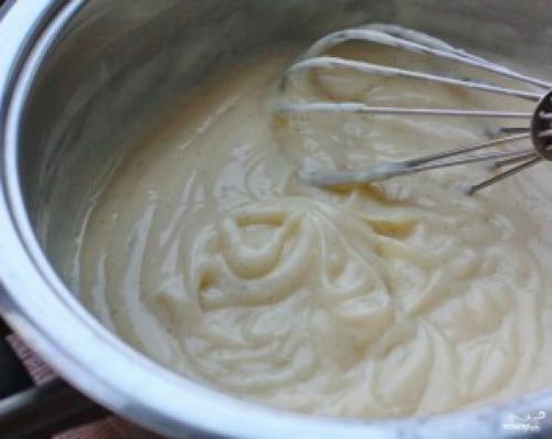 Улитки из слоеного теста с изюмом