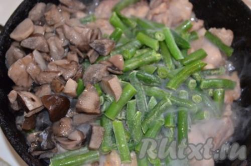 Курица с грибами и стручковой фасолью в сливочном соусе. Курица с грибами и стручковой фасолью