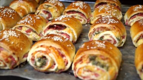 Слойки с сыром и колбасой из слоеного теста. Слойки с колбасой и сыром в духовке с фото