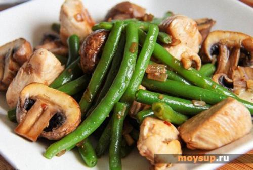 Салат из фасоли стручковой с грибами и курицей. Салат с курицей, стручковой фасолью и грибами
