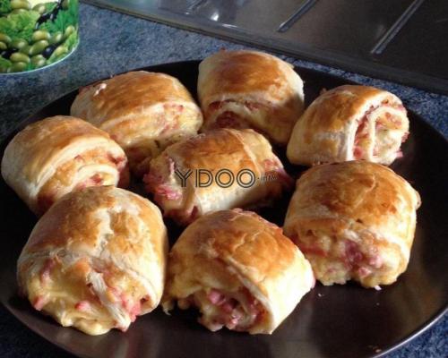 Рулетики из слоеного теста с колбасой и сыром пошаговый рецепт. Слоеные рулетики с колбасой и сыром