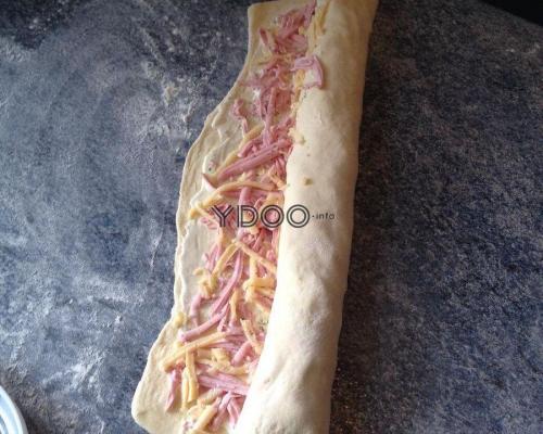 Рулетики из слоеного теста с колбасой и сыром пошаговый рецепт. Слоеные рулетики с колбасой и сыром