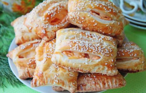 Слойки с сыром и колбасой из слоеного теста. Слойки с колбасой и сыром в духовке с фото