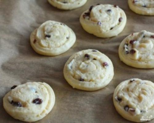 Улитки из слоеного теста с изюмом