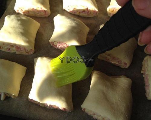 Рулетики из слоеного теста с колбасой и сыром пошаговый рецепт. Слоеные рулетики с колбасой и сыром