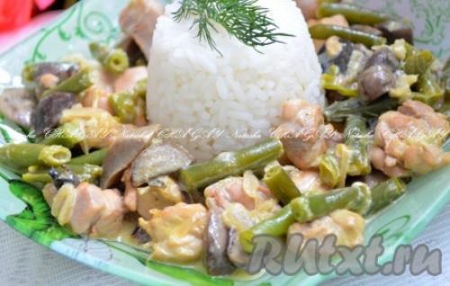 Курица с грибами и стручковой фасолью в сливочном соусе. Курица с грибами и стручковой фасолью