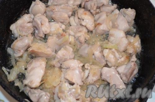 Курица с грибами и стручковой фасолью в сливочном соусе. Курица с грибами и стручковой фасолью