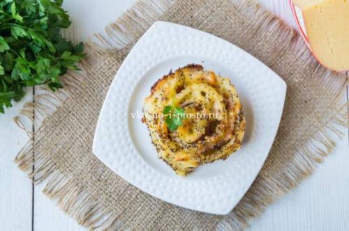 Улитки из слоеного теста с сыром и ветчиной