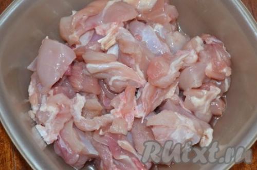 Курица с грибами и стручковой фасолью в сливочном соусе. Курица с грибами и стручковой фасолью