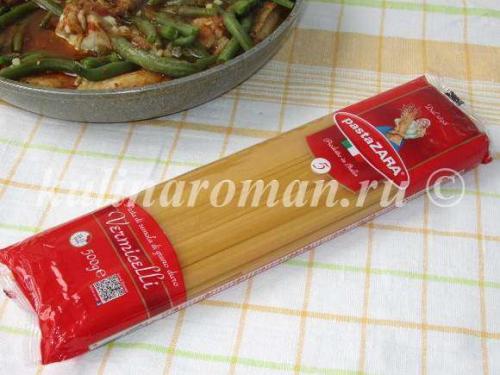 Стручковая фасоль с курицей в томатном соусе. Ингредиенты: