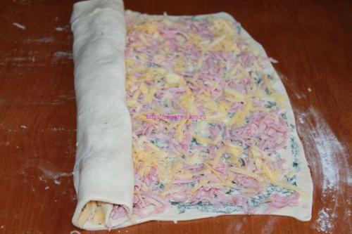 Слойки с сыром и колбасой из слоеного теста. Слойки с колбасой и сыром в духовке с фото