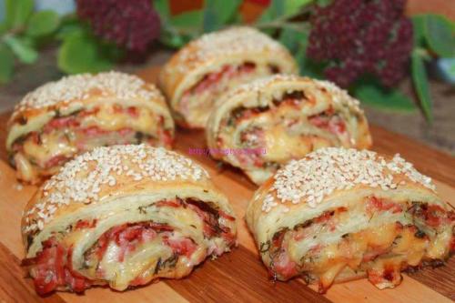 Слойки с сыром и колбасой из слоеного теста. Слойки с колбасой и сыром в духовке с фото