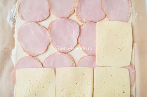 Улитки из слоеного теста с сыром и ветчиной