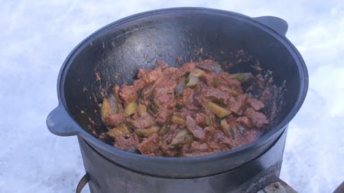 Азу по-татарски в казане на костре