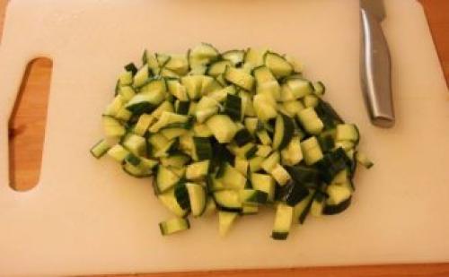 Как приготовить вкусный праздничный салат «Оливье» с красной рыбой