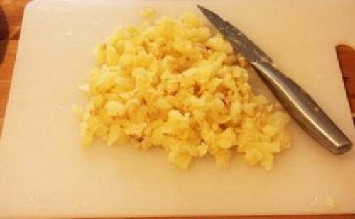 Как приготовить вкусный праздничный салат «Оливье» с красной рыбой