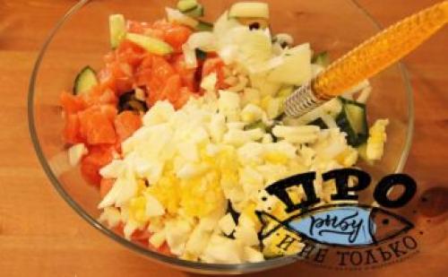 Как приготовить вкусный праздничный салат «Оливье» с красной рыбой