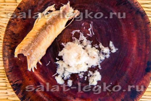 Скумбрия под шубой без свеклы. Салат из копченой скумбрии под шубой