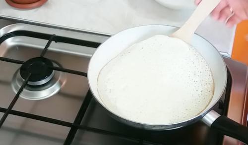 Простые блины на кефире. Рецепт тонких с дырочками блинов с добавлением кипятка