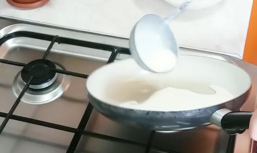 Простые блины на кефире. Рецепт тонких с дырочками блинов с добавлением кипятка