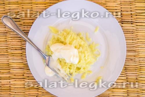 Скумбрия под шубой без свеклы. Салат из копченой скумбрии под шубой