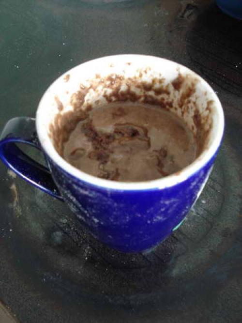 Тортик в кружке в микроволновке.