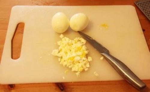 Как приготовить вкусный праздничный салат «Оливье» с красной рыбой