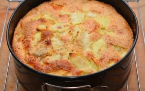 Воздушный яблочный пирог. Воздушная яблочная шарлотка