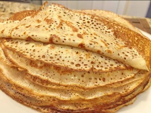 Простые блины на кефире. Рецепт тонких с дырочками блинов с добавлением кипятка