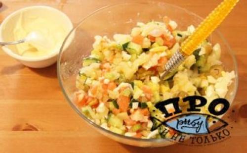 Как приготовить вкусный праздничный салат «Оливье» с красной рыбой