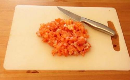 Как приготовить вкусный праздничный салат «Оливье» с красной рыбой