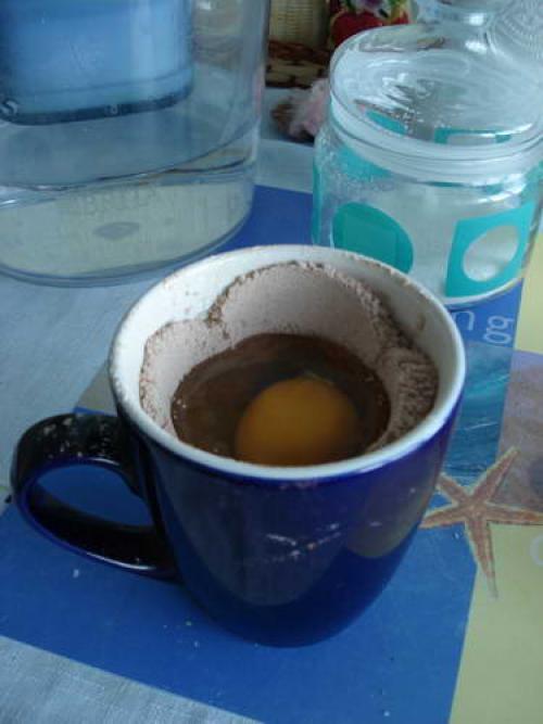 Тортик в кружке в микроволновке.