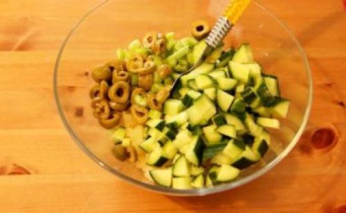 Как приготовить вкусный праздничный салат «Оливье» с красной рыбой