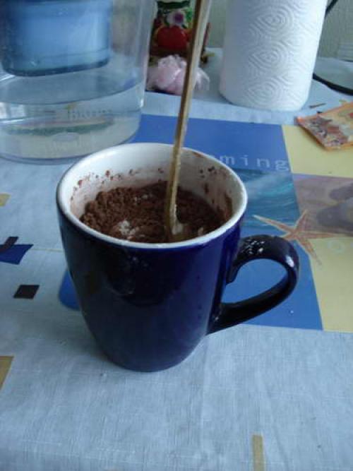 Тортик в кружке в микроволновке.