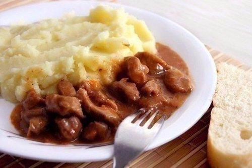 Рецепт гуляша, как в школе. Мясной гуляш с подливкой и картофельным пюре, как в садике