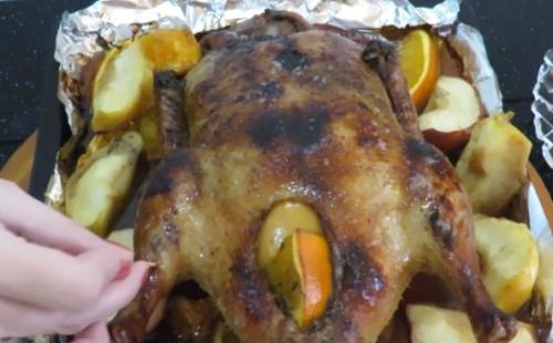 Утка с яблоками и апельсинами в утятнице. Вариант приготовления утки, запеченной с апельсинами