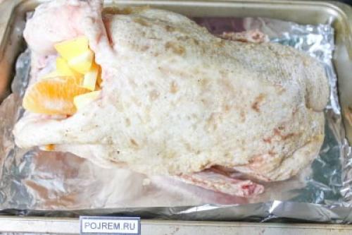 Рецепт: утка с яблоками и апельсинами в духовке