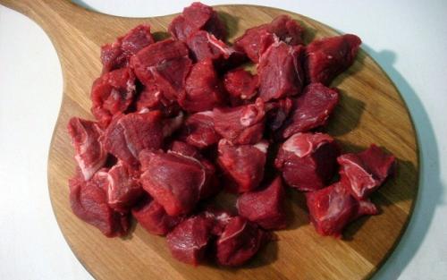 Гуляш из говядины с томатной подливой