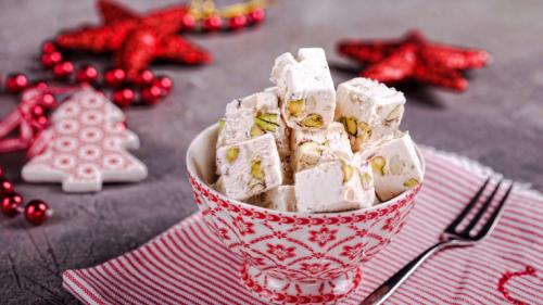 Нуга с орехами и цукатами домашняя. Медовая нуга с орехами