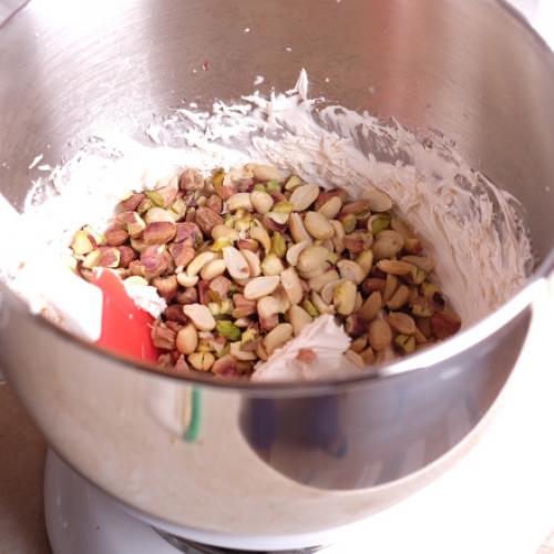 Нуга с орехами и цукатами домашняя. Медовая нуга с орехами