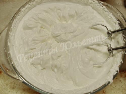 Нежный торт со сливками. Домашний бисквитный торт со взбитыми сливками